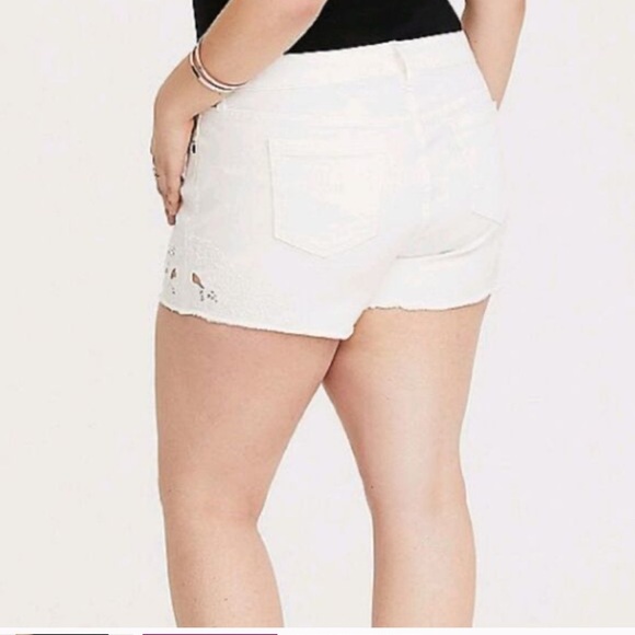 NWT Torrid White Denim Mid Rise Frayed Hem Embroidered 3.5” Shorts Size 20 - Picture 10 of 10